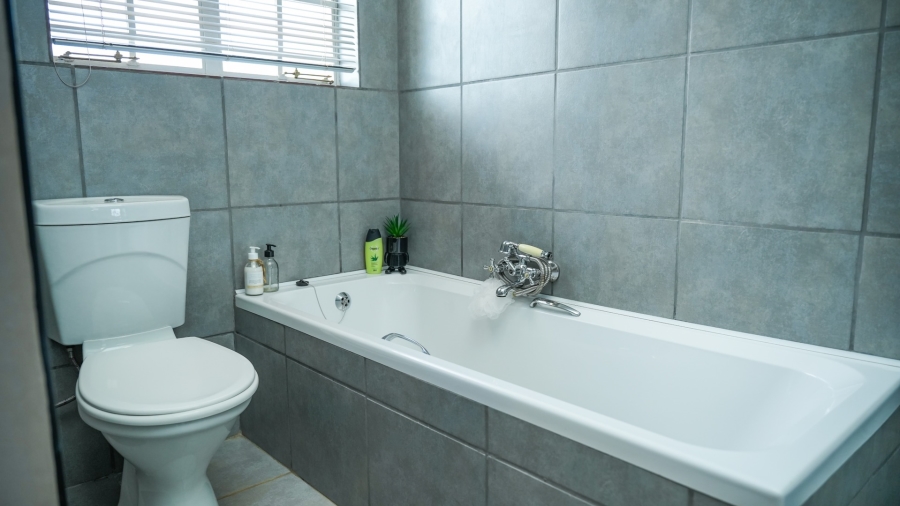 8 Bedroom Property for Sale in Flamwood North West